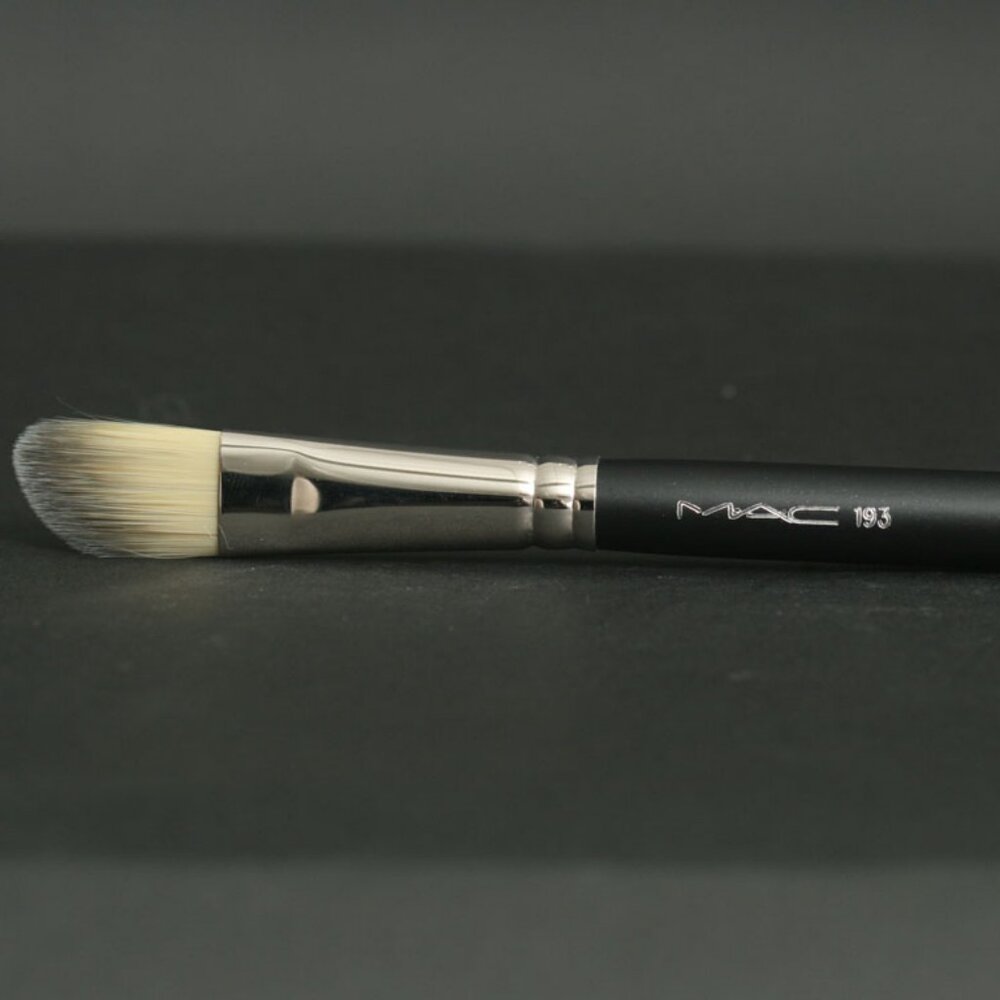MAC 193 Angled Foundation Brush